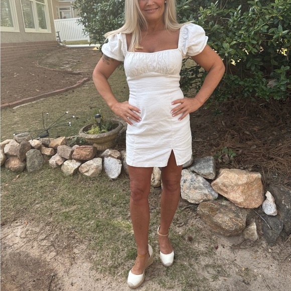 Astr Dresses & Skirts - Astr Elegant White Puff Sleeve Dress